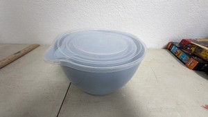 Set of 3 Mixing Bowls w Lids