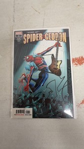 2 Comic Lot Edge of Spider-Geddon #1 (Marvel Comics - August 2018) & Spider-Verse Team-Up #1 (Marvel Comics - November 2014)