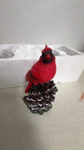 Set of 4 Outdoor Solar Stake Lights w Cardinals Perched on Pine Cones