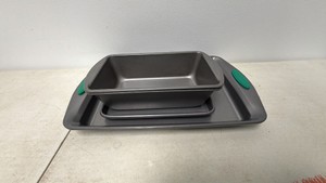Lot of Nonstick Bakeware (4 Pieces)