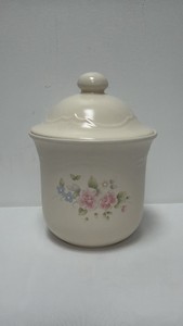 Pfaltzgraff 1.5 qt Stonewear Canister in the Tea Rose Pattern w Matching Lid