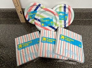 Lot of 6 matching dessert plates and napkins